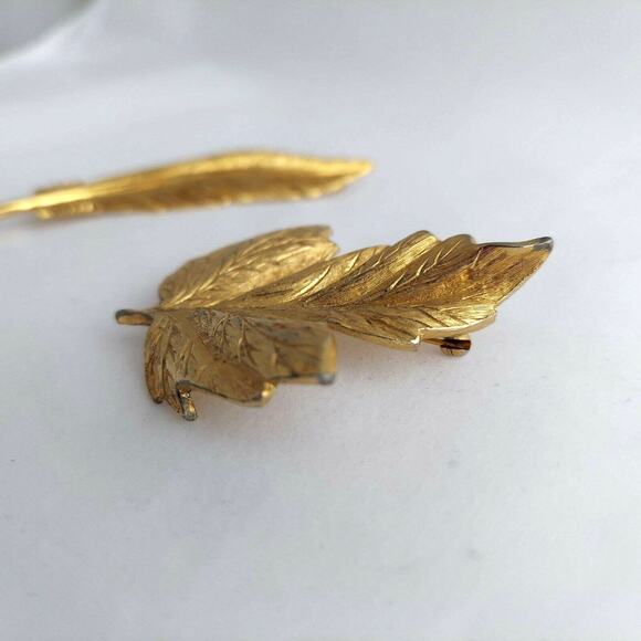 MONET Pin Lot of 2 Feather & Maple Leaf Brooch Textured Gold Tone Vintage Estate - Picture 5 of 10